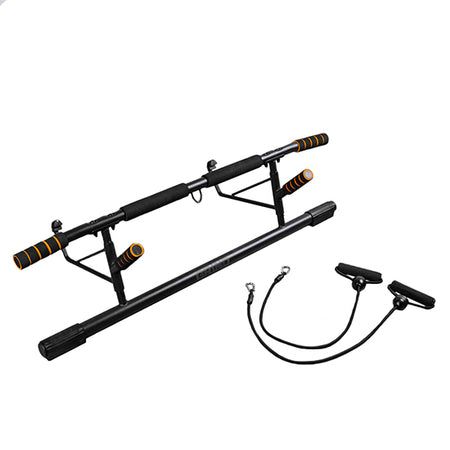 Svart dörrkarm pull up-stång med gummibandstillbehör på vit bakgrund.